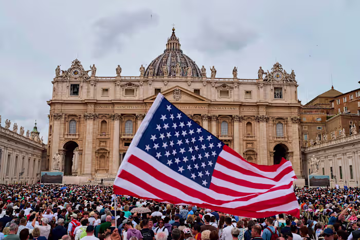 Paus Leo XIV zocht in zijn eerste jaar een pastorale rol, maar het verbale sparren met Trump kwam tussenbeide