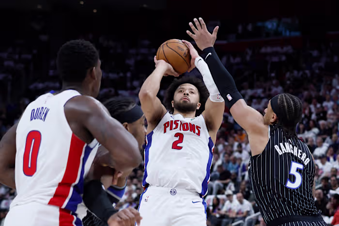 Pistons versloegen Magic 98-83 in Game 2, waardoor series gelijk werden en een einde kwam aan NBA's langste verliesreeks in de thuisplay-offs
