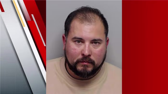 Politieagent van San Antonio Park gearresteerd na mishandeling van vrouw, zegt BCSO