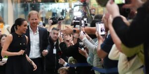 Prins Harry en Meghan arriveren in Australië voor een rustig, particulier gefinancierd bezoek