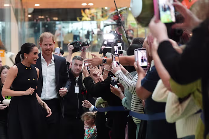 Prins Harry en Meghan arriveren in Australië voor een rustig, particulier gefinancierd bezoek