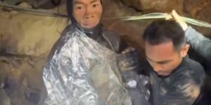 Redders evacueren de eerste van vijf dorpelingen die vastzitten in een grot in Laos; Er ontbreken er nog 2