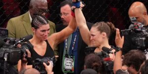 Ronda Rousey stopt Gina Carano met een armbar 17 seconden na hun dubbele comeback-gevecht