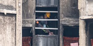 Rouwende, getraumatiseerde overlevenden keren vijf maanden na de dodelijke brand in Hong Kong terug naar hun huizen