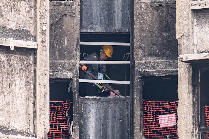 Rouwende, getraumatiseerde overlevenden keren vijf maanden na de dodelijke brand in Hong Kong terug naar hun huizen