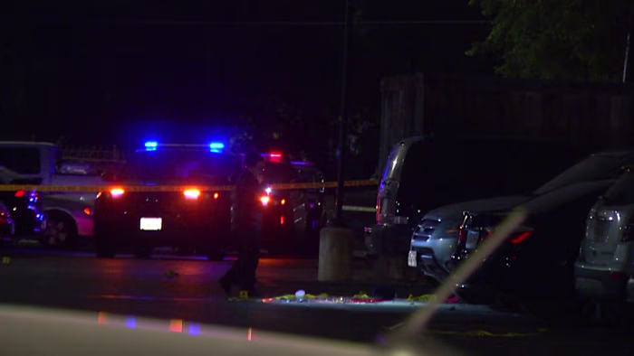 SAPD: 1 dood, 1 in kritieke toestand na schietpartij buiten appartementencomplex aan Northwest Side