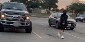 SAPD dringt aan op voorzichtigheid nadat een virale video laat zien dat gewapende mannen een vrachtwagen proberen te stelen van de HEB-parkeerplaats