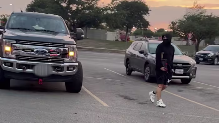 SAPD dringt aan op voorzichtigheid nadat een virale video laat zien dat gewapende mannen een vrachtwagen proberen te stelen van de HEB-parkeerplaats