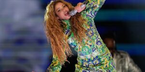 Shakira brengt een publiek van 2 miljoen mensen in vervoering met een gratis concert op het strand van Copacabana in Brazilië