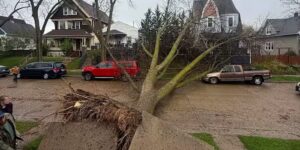 Snel voortbewegende stormen teisteren het Midwesten, waardoor straten onder water komen te staan ​​en pendelaars stranden