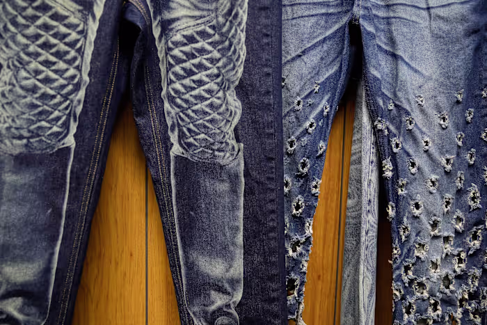 Sommige merken zeggen dat hun jeans milieuvriendelijk zijn. Hier leest u hoe u een paar kunt vinden dat daadwerkelijk duurzaam is