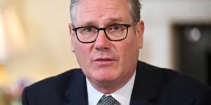 Starmer wijst oproepen om af te treden vanwege de benoeming van Mandelson af, omdat de druk toeneemt