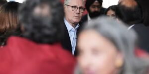 Starmer zegt dat hij niet zal stoppen nadat de lokale verkiezingen verliezen opleveren voor Labour en overwinningen voor Reform UK