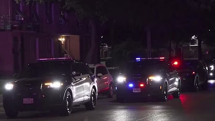Tiener getroffen door granaatscherven nadat drie mannen op het huis van West Side schieten, zegt SAPD
