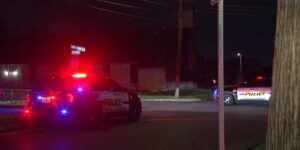 Twee mensen zijn in het ziekenhuis opgenomen na een schietpartij buiten een restaurant aan de North Side, zegt de politie van San Antonio