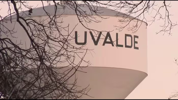 Uvalde Walmart gaat enkele minuten later weer open na een telefonische bedreiging waarin wordt beweerd gewapend te zijn
