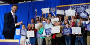 Vance promoot het werk van de regering-Trump om fraude tegen te gaan en bekritiseert tegelijkertijd de Democraten in Maine