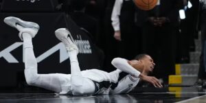 Victor Wembanyama reist met de Spurs naar Portland en staat op de lijst als twijfelachtig om in Game 3 te spelen