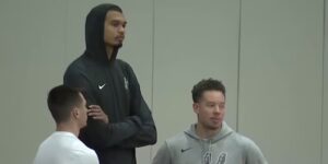 Victor Wembanyama zet het hersenschuddingsprotocol voort en reist met Spurs naar Portland