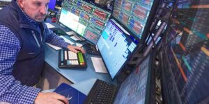 Wall Street herstelt naar records nadat de olieprijzen zijn gedaald en de bedrijfswinsten de verwachtingen blijven overtreffen
