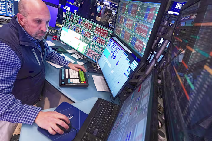 Wall Street herstelt naar records nadat de olieprijzen zijn gedaald en de bedrijfswinsten de verwachtingen blijven overtreffen