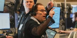 Wall Street zakt uit zijn record en de olieprijzen stijgen na de strijd tegen de vuurpijlen in het Midden-Oosten