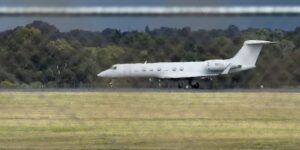 Zes passagiers van een door het hantavirus getroffen schip arriveren in Australië voor een quarantaine van drie weken