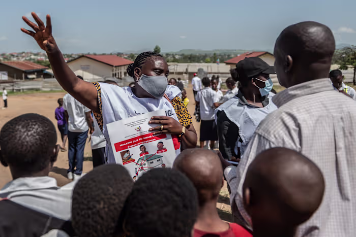 Aanvallen van wantrouwige bewoners bemoeilijken de strijd tegen een zeldzame vorm van ebola