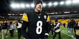 Aaron Rodgers gaat akkoord met een overeenkomst van één jaar om terug te keren naar de Pittsburgh Steelers, zeggen AP-bronnen