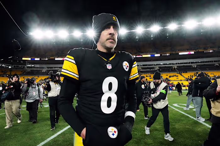 Aaron Rodgers gaat akkoord met een overeenkomst van één jaar om terug te keren naar de Pittsburgh Steelers, zeggen AP-bronnen