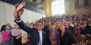 Andy Burnham heeft afstand genomen van de Britse premier Starmer, maar kan vastzitten aan zijn beleid