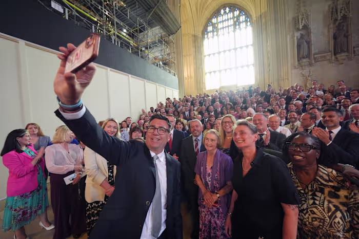 Andy Burnham heeft afstand genomen van de Britse premier Starmer, maar kan vastzitten aan zijn beleid