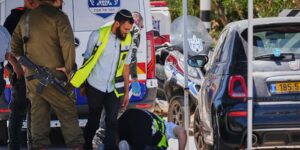 Arabische aanvaller opent het vuur in centraal Israël, waarbij één persoon omkomt en vijf gewond raakt