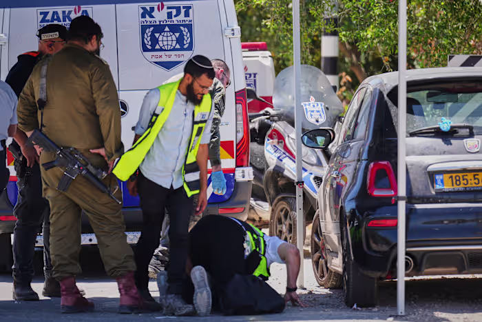 Arabische aanvaller opent het vuur in centraal Israël, waarbij één persoon omkomt en vijf gewond raakt