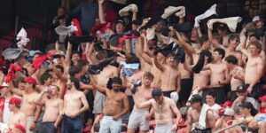Cardinals-manager Marmol koopt kaartjes zodat fans shirtloos feest kunnen voortzetten in het Busch Stadium