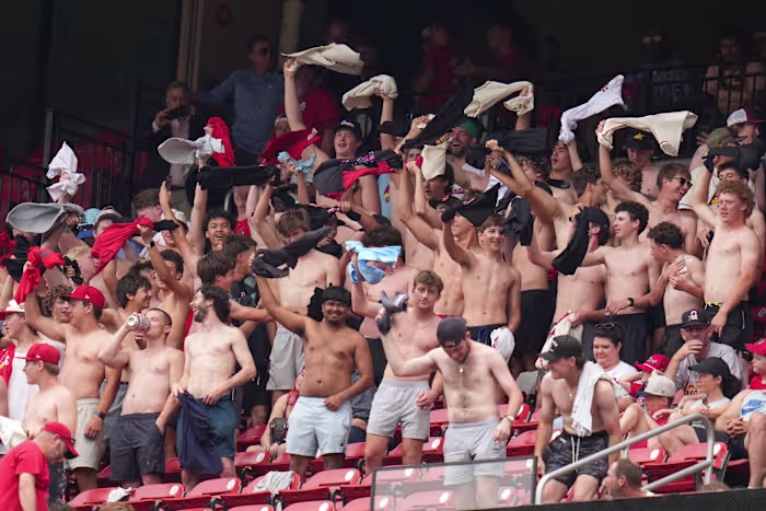 Cardinals-manager Marmol koopt kaartjes zodat fans shirtloos feest kunnen voortzetten in het Busch Stadium
