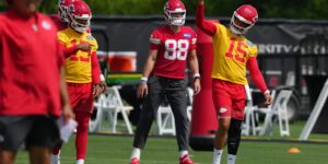 Chiefs houden Patrick Mahomes vast tot 2033 met een herwerkte deal van $ 504,75 miljoen, zegt AP-bron