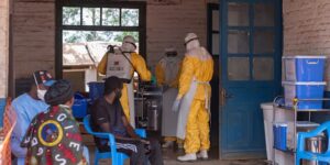 De Ebola-uitbraak in Congo loopt op tot meer dan 100 doden op 550 gevallen, omdat de reactie op het conflict vertraagt