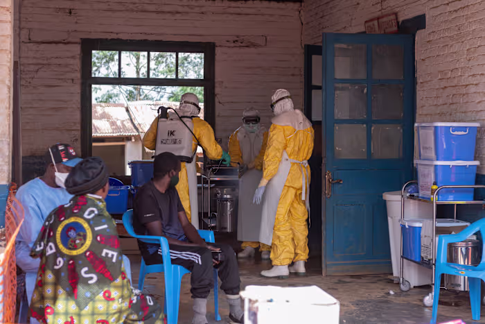 De Ebola-uitbraak in Congo loopt op tot meer dan 100 doden op 550 gevallen, omdat de reactie op het conflict vertraagt