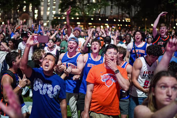 De Knicks-koorts botst met de buzz over het WK, en voetbalcafés in New York proberen beide te combineren