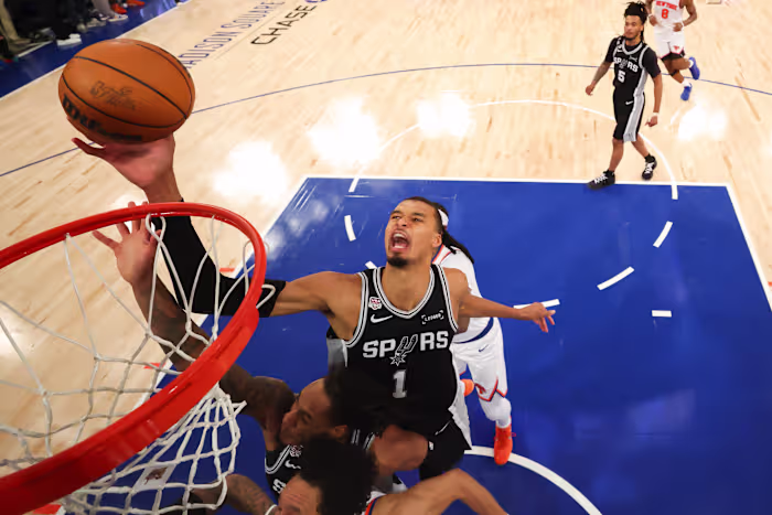 De Spurs geloven er nog steeds in, maar het zijn de Knicks die nog maar één wedstrijd verwijderd zijn van het winnen van de NBA-titel