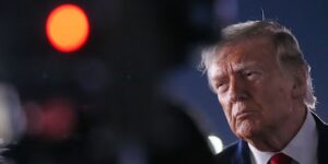De VS en Iran lanceren luchtaanvallen nadat Trump Teheran de schuld geeft van het neerhalen van een legerhelikopter