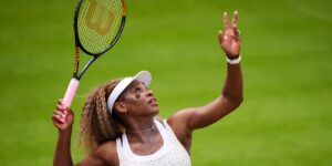 De comeback van Serena Williams bij de Queen’s Club is voorbij na een blessure van dubbelpartner