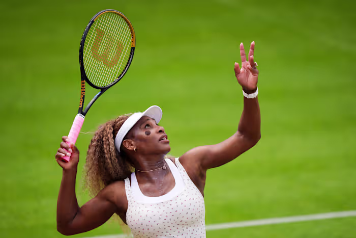 De comeback van Serena Williams bij de Queen's Club is voorbij na een blessure van dubbelpartner