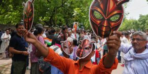 De neppolitieke partij voor de jonge ‘kakkerlakken’ van India houdt eerste straatprotest