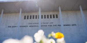 De rechter zegt dat het bestuur van het Kennedy Center de wet heeft overtreden door de naam van Trump op het gebouw te zetten en de sluiting ervan blokkeert