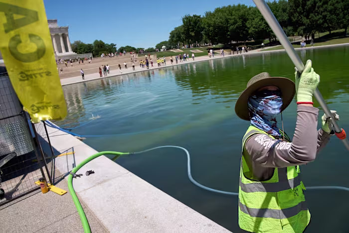 De regering-Trump gebruikt waterstofperoxide en kleine belletjes tegen algen in Reflecting Pool