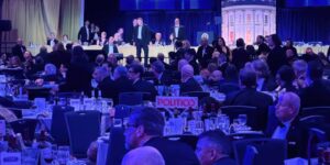 De show gaat door: het diner van de correspondenten van het Witte Huis is verplaatst naar juli, in aanwezigheid van Trump
