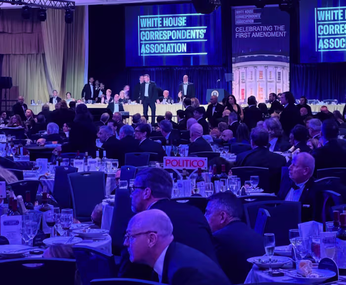 De show gaat door: het diner van de correspondenten van het Witte Huis is verplaatst naar juli, in aanwezigheid van Trump