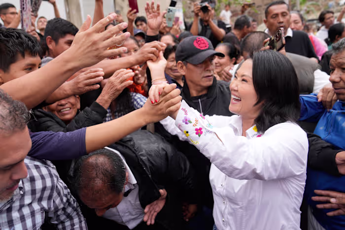 De stemmen worden geteld bij de tweede verkiezing om de negende leider van Peru in tien jaar te kiezen